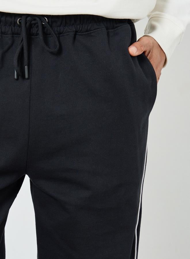 ستايلي بنطلون رياضي رجالي فضفاض بتفاصيل متباينة وحافة مفتوحة من التيري - Image 3